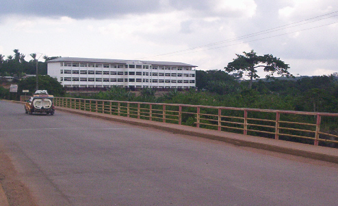 le nouveau pont sur le nyong avec le lycée jean-paul 2 en arriere plan